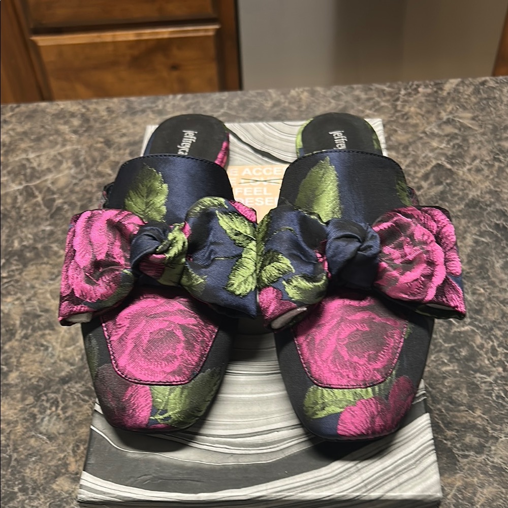 Jeffrey Campbell - navy / purple floral fabric mule w bow detail. Size 9